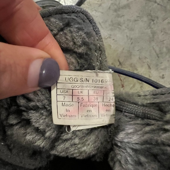 Women’s size 7 UGG boots - Picture 2 of 4